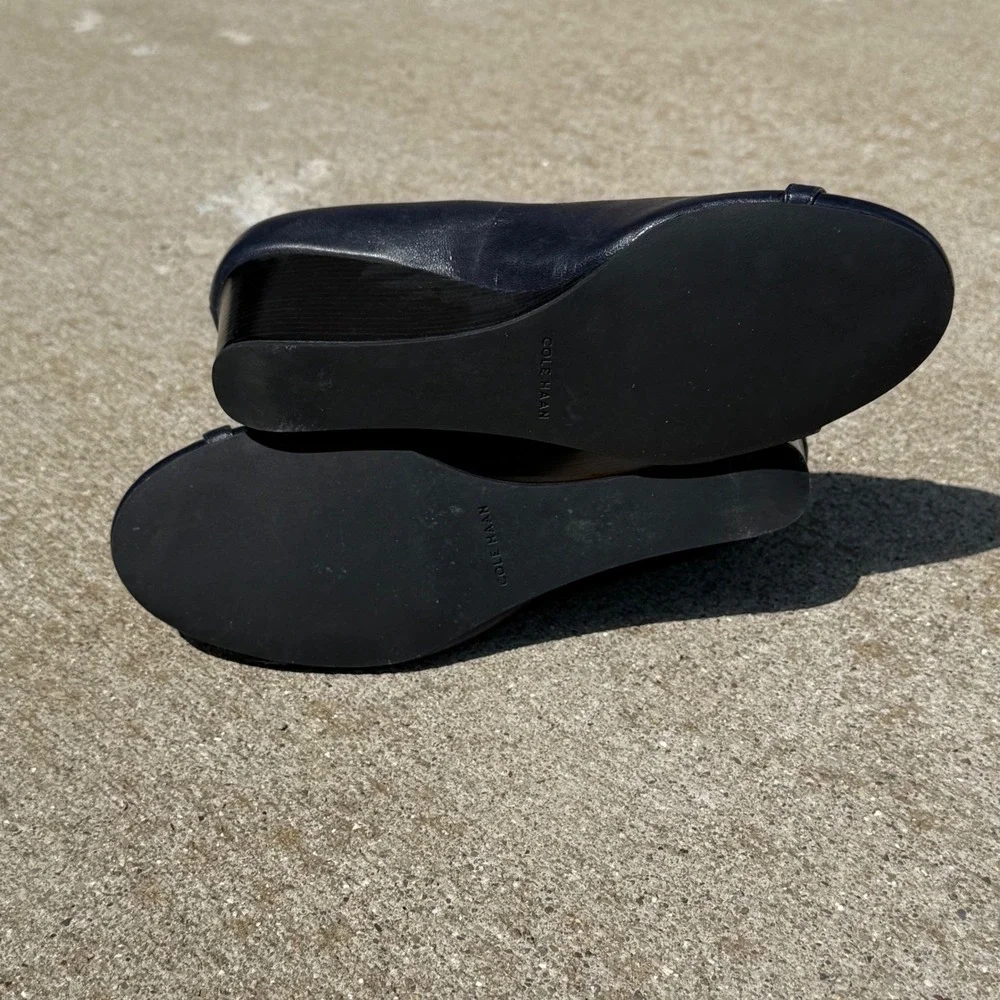 Cole Haan Wedge Pumps 7B Navy Blue Minimalist Leather Buckle Grand.OS W05287‎